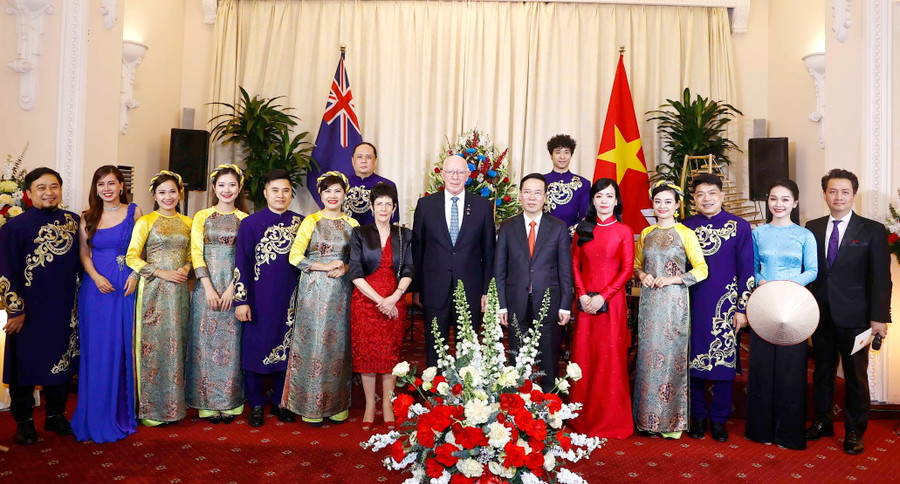 Chủ tịch nước Võ Văn Thưởng, Ngài Toàn quyền David Hurley và Phu nhân Hurley chụp ảnh cùng các nghệ sĩ biểu diễn tại Quốc yến Chủ tịch nước Võ Văn Thưởng, Ngài Toàn quyền David Hurley và Phu nhân Hurley chụp ảnh cùng các nghệ sĩ biểu diễn tại Quốc yến