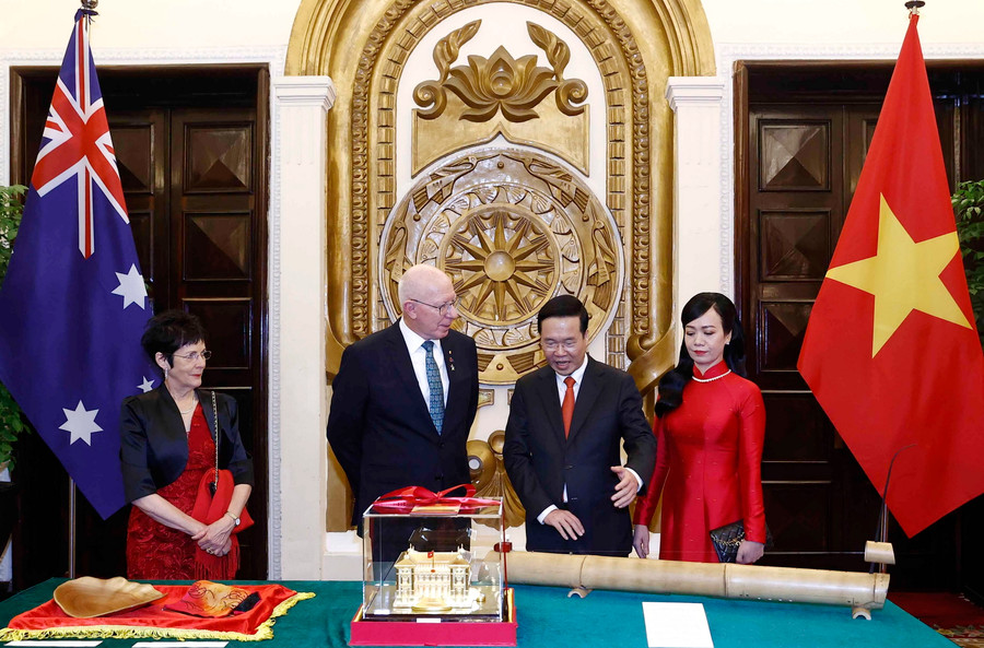 Chủ tịch nước Võ Văn Thưởng, Phu nhân Phan Thị Thanh Tâm, Ngài Toàn quyền Australia David Hurley và Phu nhân Hurley trao đổi quà tặng tại Quốc yến. Chủ tịch nước Võ Văn Thưởng, Phu nhân Phan Thị Thanh Tâm, Ngài Toàn quyền Australia David Hurley và Phu nhân Hurley trao đổi quà tặng tại Quốc yến.