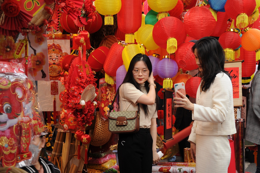 Hàng Mã vẫn luôn là địa điểm chụp ảnh được yêu thích của các bạn trẻ.