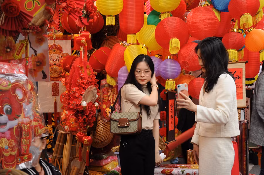 Hàng Mã vẫn luôn là địa điểm chụp ảnh được yêu thích của các bạn trẻ.