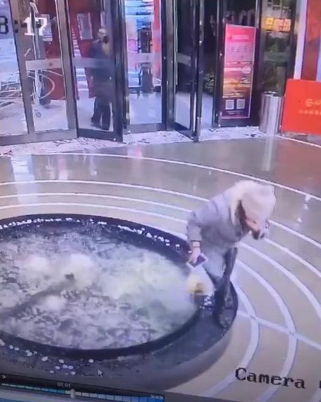 Mai me nhan tin, ngang mat len da thay minh bi bom trong ho nuoc - Anh 2