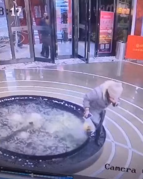 Mai me nhan tin, ngang mat len da thay minh bi bom trong ho nuoc - Anh 2