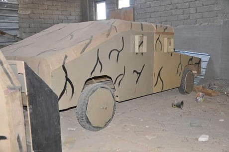 IS dung xe quan su gia bang go nham 