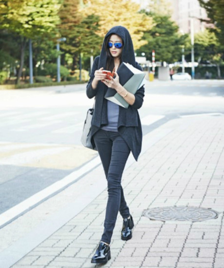 Mac sang trong, giau khuyet diem nhu ba hoang showbiz Han - Anh 13