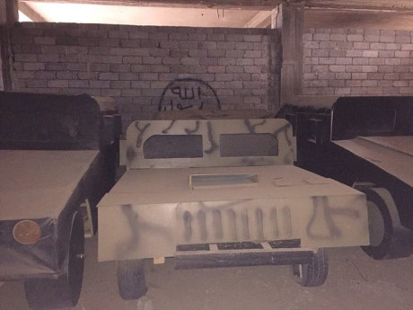 IS dung xe quan su gia bang go nham 