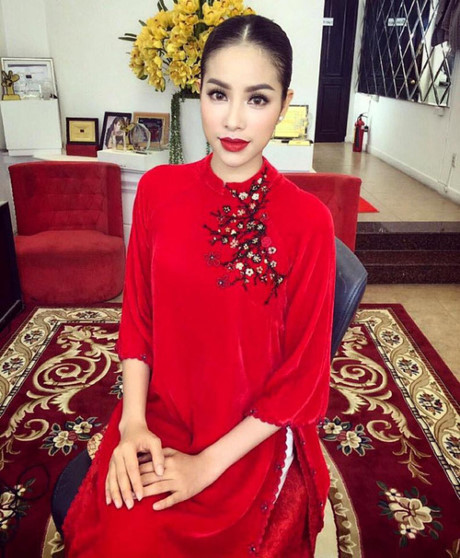 Tết đến Xuân sang, phải diện váy áo in 3 họa tiết này mới hừng hực sắc xuân - Ảnh 12 Tet den Xuan sang, phai dien vay ao in 3 hoa tiet nay moi hung huc sac xuan - Anh 12