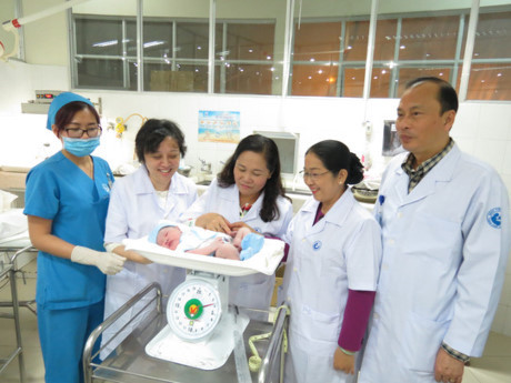 Ngam 3 be trai ra doi ngay thoi khac giao thua - Anh 2