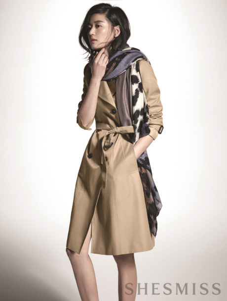 Mac sang trong, giau khuyet diem nhu ba hoang showbiz Han - Anh 7