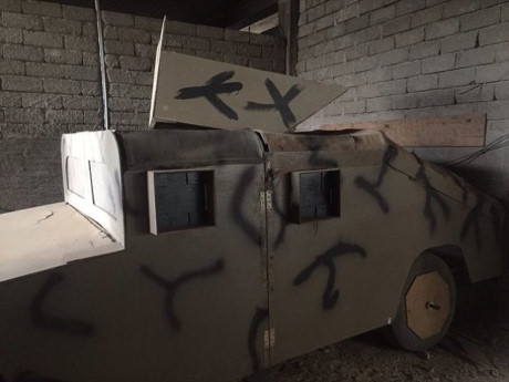 IS dung xe quan su gia bang go nham 