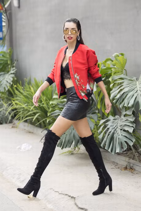 Sieu mau Ha Anh tien phong thoi trang Tet dao pho voi ao Bralettes - Anh 5