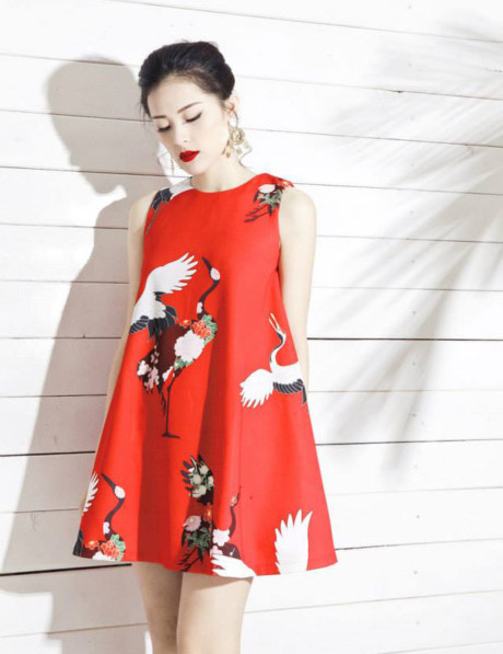 Tết đến Xuân sang, phải diện váy áo in 3 họa tiết này mới hừng hực sắc xuân - Ảnh 1 Tet den Xuan sang, phai dien vay ao in 3 hoa tiet nay moi hung huc sac xuan - Anh 1