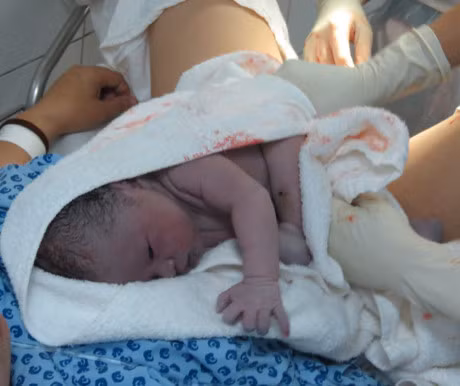 Ngam 3 be trai ra doi ngay thoi khac giao thua - Anh 1