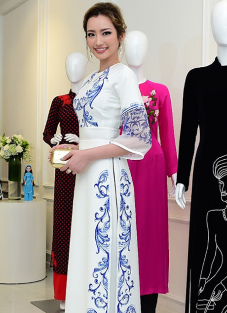 Tết đến Xuân sang, phải diện váy áo in 3 họa tiết này mới hừng hực sắc xuân - Ảnh 17 Tet den Xuan sang, phai dien vay ao in 3 hoa tiet nay moi hung huc sac xuan - Anh 17