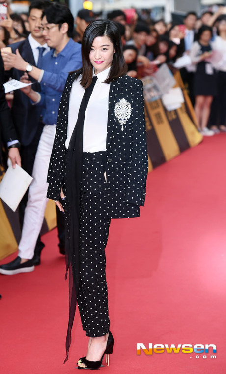 Mac sang trong, giau khuyet diem nhu ba hoang showbiz Han - Anh 9