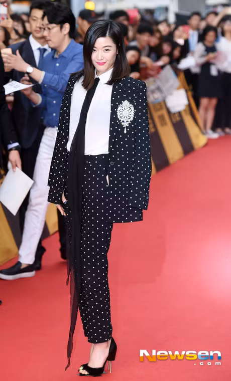 Mac sang trong, giau khuyet diem nhu ba hoang showbiz Han - Anh 9