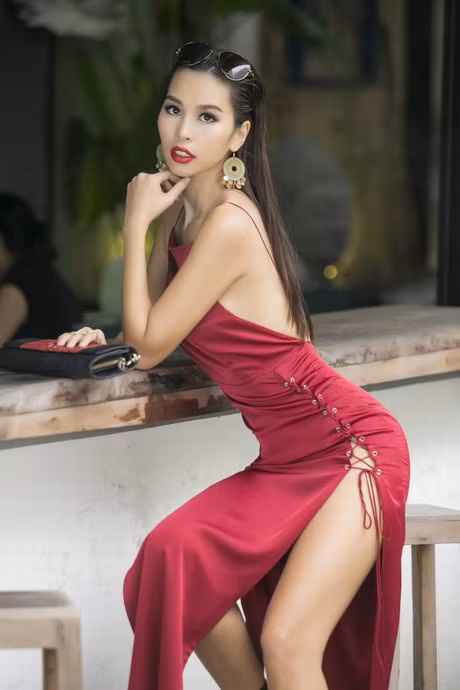 Sieu mau Ha Anh tien phong thoi trang Tet dao pho voi ao Bralettes - Anh 1