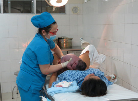 Ngam 3 be trai ra doi ngay thoi khac giao thua - Anh 3