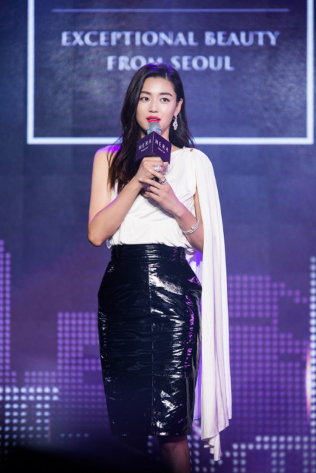 Mac sang trong, giau khuyet diem nhu ba hoang showbiz Han - Anh 5