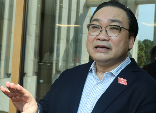 Bí thư Thành uỷ Hà Nội Hoàng Trung Hải trả lời báo chí bên hành lang Quốc hội sáng 30/10. Ảnh: VnExpress Bí thư Thành uỷ Hà Nội Hoàng Trung Hải trả lời báo chí bên hành lang Quốc hội sáng 30/10. Ảnh: VnExpress