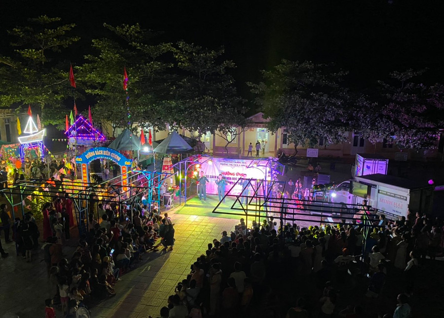 Trại sách được tổ chức tại trường học biên giới, thu hút đông đảo học sinh tham gia. Trại sách được tổ chức tại trường học biên giới, thu hút đông đảo học sinh tham gia.