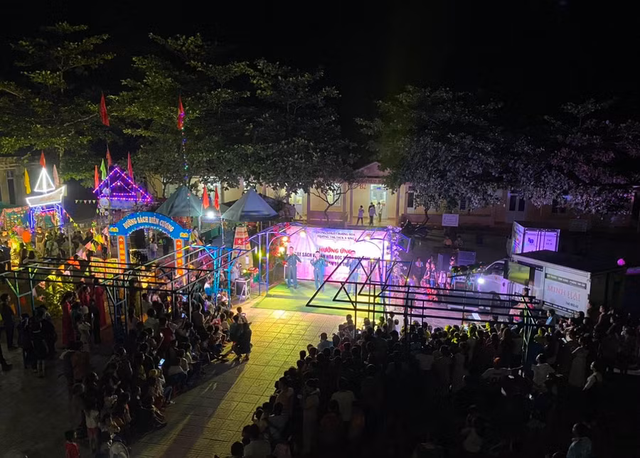 Trại sách được tổ chức tại trường học biên giới, thu hút đông đảo học sinh tham gia.