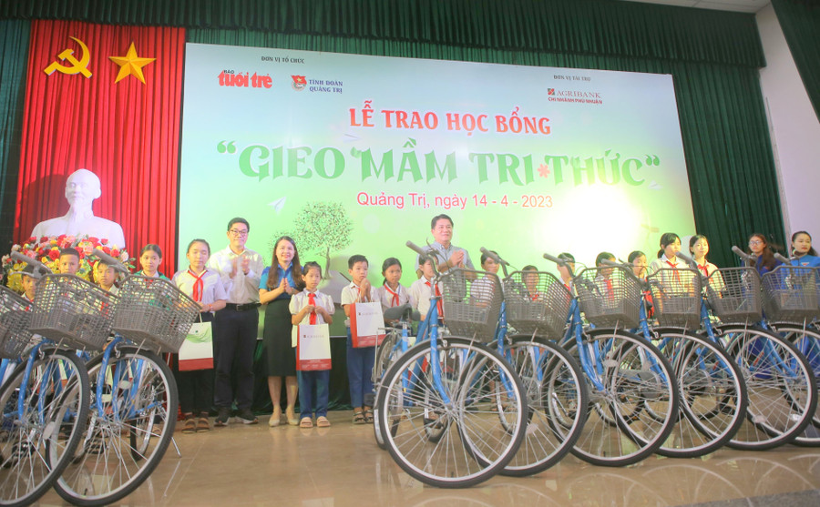 Suất học bổng là món quà tiếp thêm nghị lực cho học sinh. Suất học bổng là món quà tiếp thêm nghị lực cho học sinh.