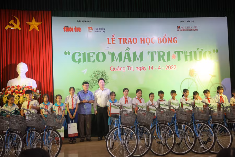 Ban tổ chức trao 70 xe đạp và dụng cụ học tập đến học sinh huyện Cam Lộ.