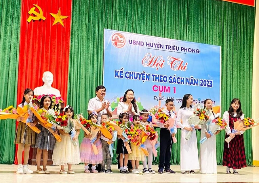 Ông Nguyễn Thành Vũ - Phó Chủ tịch UBND huyện Triệu Phong tặng hoa cho các học sinh tham gia hội thi.