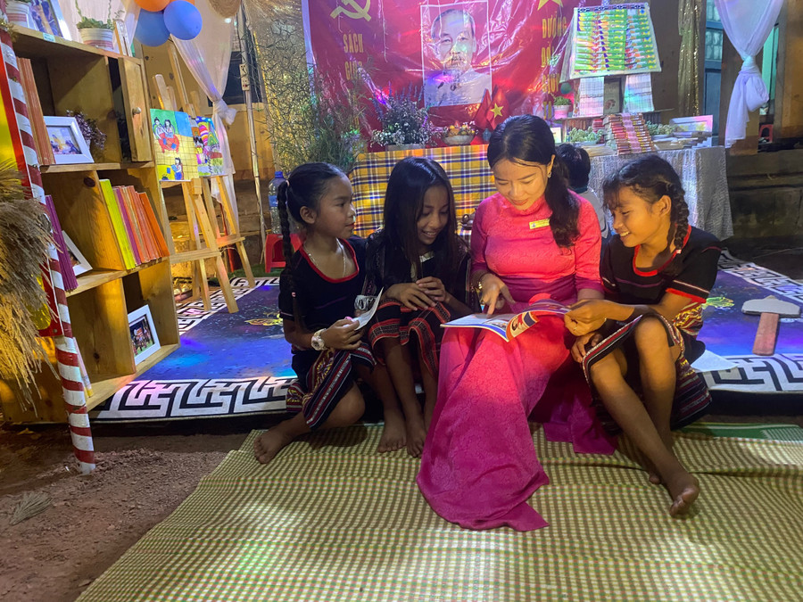 Khuyến khích học sinh tham gia đọc sách và lan tỏa tình yêu đối với sách. Khuyến khích học sinh tham gia đọc sách và lan tỏa tình yêu đối với sách.