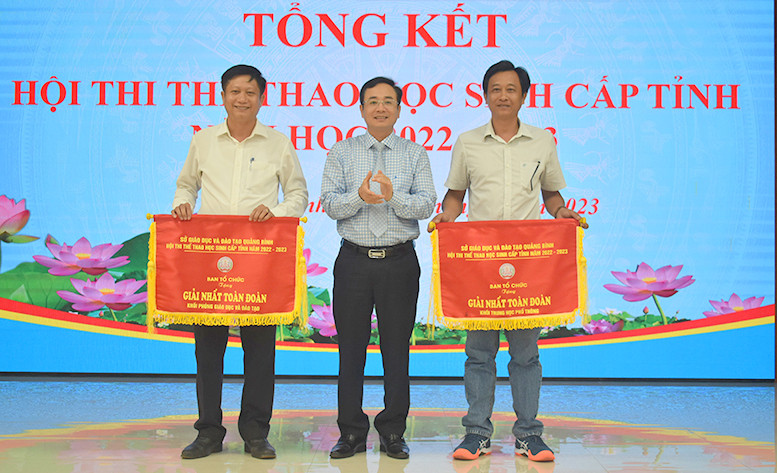 Ông Đặng Ngọc Tuấn - giám đốc Sở GD&ĐT Quảng Bình trao giải Nhất cho các tập thể. Ông Đặng Ngọc Tuấn - giám đốc Sở GD&ĐT Quảng Bình trao giải Nhất cho các tập thể.