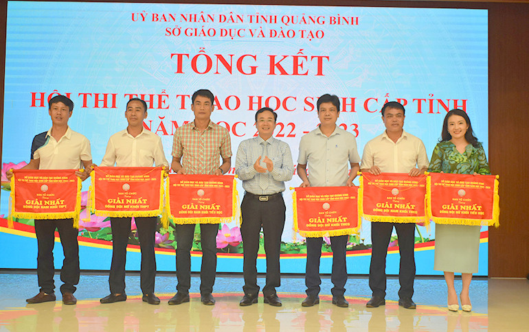 Lãnh đạo Sở GD&ĐT trao giải Nhất cho các đơn vị, cá nhân. Lãnh đạo Sở GD&ĐT trao giải Nhất cho các đơn vị, cá nhân.