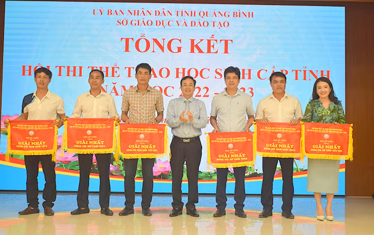 Lãnh đạo Sở GD&amp;ĐT trao giải Nhất cho các đơn vị, cá nhân.
