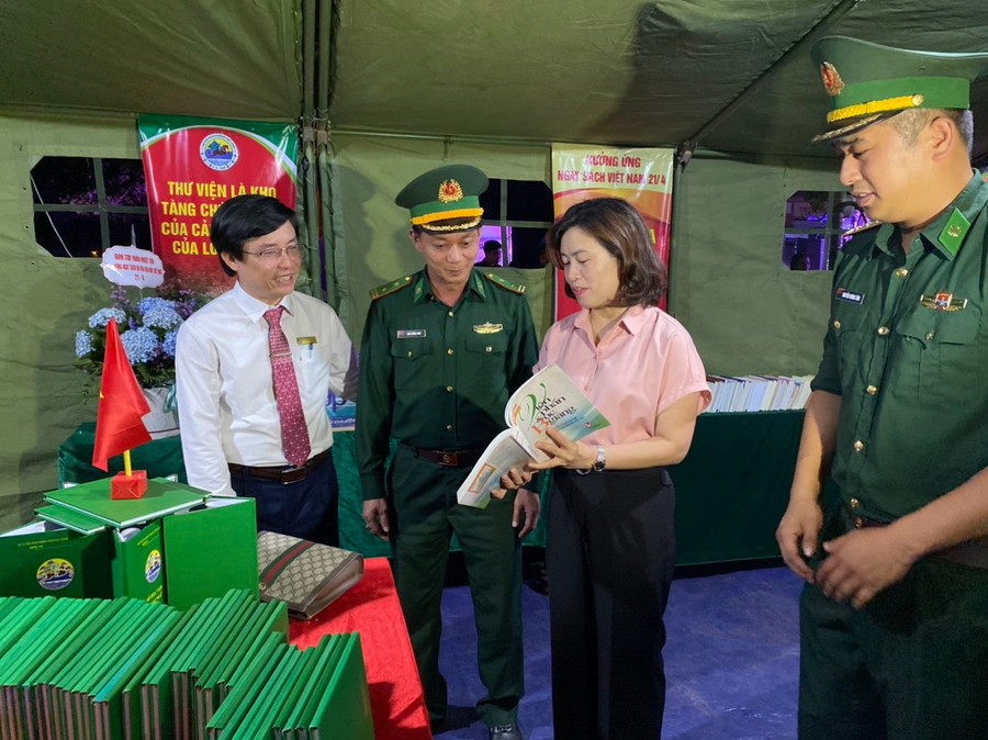 Lãnh đạo Phòng GD huyện Hướng Hóa và Đồn Biên phòng Thanh tham gia trại sách. Lãnh đạo Phòng GD huyện Hướng Hóa và Đồn Biên phòng Thanh tham gia trại sách.