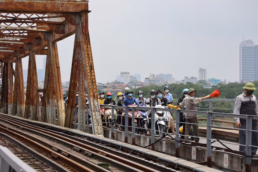 Đến khoảng hơn 13h mặt cầu Long Biên đã được khắc phục xong sự cố.