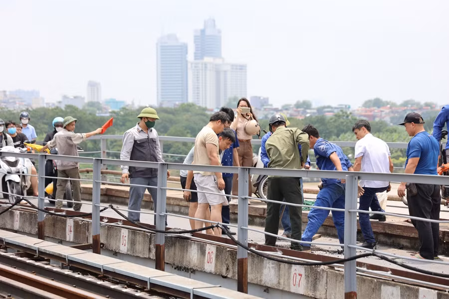 Đơn vị quản lý thực hiện vá lại mặt cầu, nơi xuất hiện lỗ thủng.