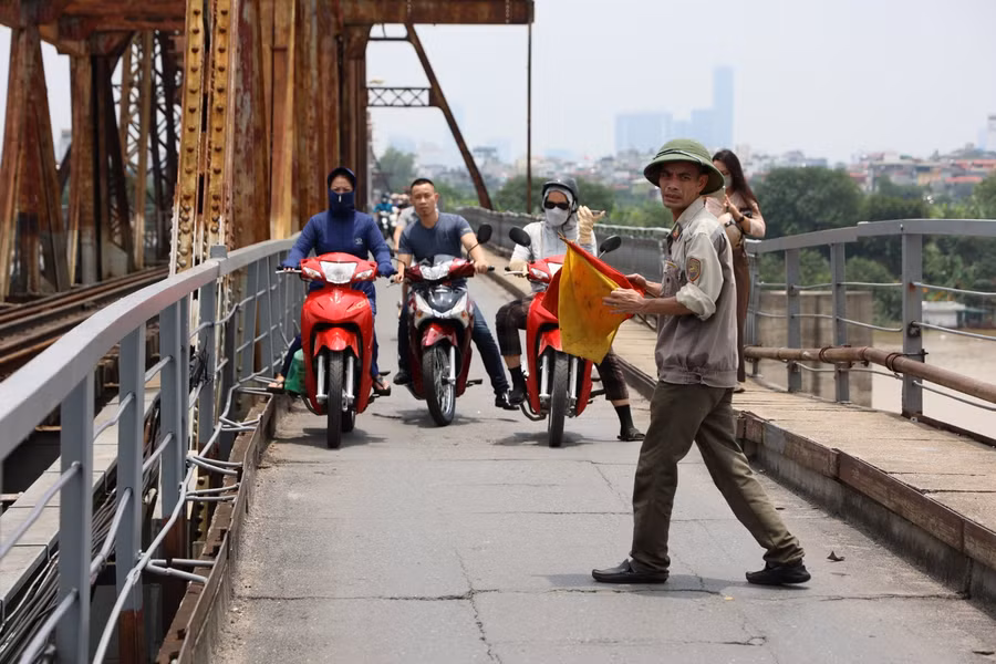 Ban quản lý cầu đã khẩn trương huy động nhân lực phong toả hiện trường và khắc phục sự cố.