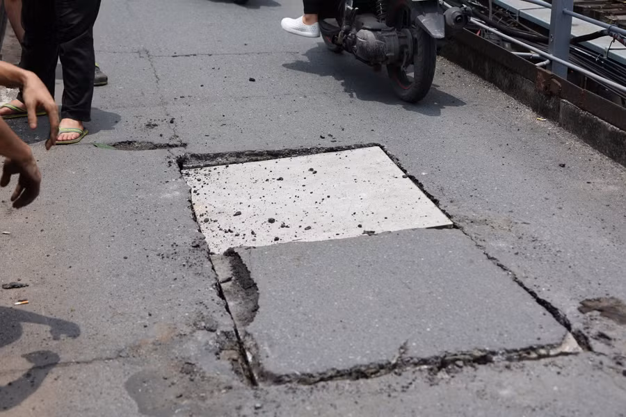 Ví trị xảy ra sự cố nằm trên làn giao thông theo hướng từ quận Hoàn Kiếm sang quận Long Biên.