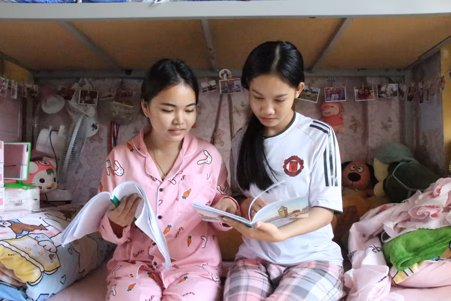 Lưu học sinh Lào tranh thủ ôn tập lại kiến thức trong thời gian nghỉ Tết Nguyên đán 2021.