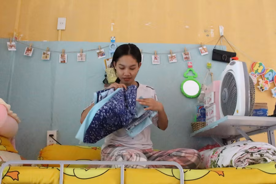 PHOKHASILI Khantavan dọn dẹp lại phòng để đón Tết Nguyên đán ở trường.