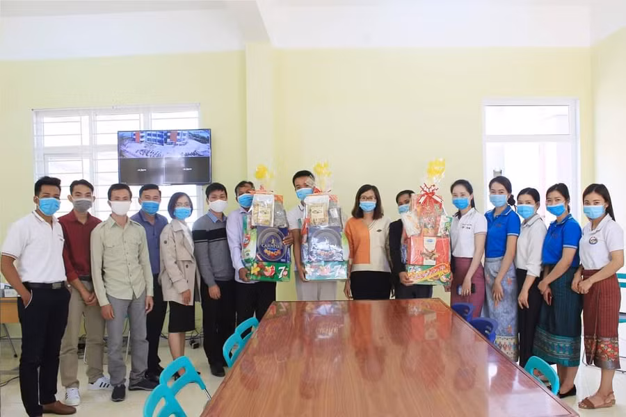 Lãnh đạo Phân hiệu Đại học Đà Nẵng tại Kon Tum tặng quà cho lưu học sinh ở lại trường đón Tết Nguyên đán.