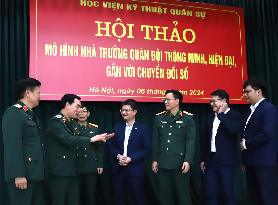 Các đại biểu trao đổi bên lề hội thảo.