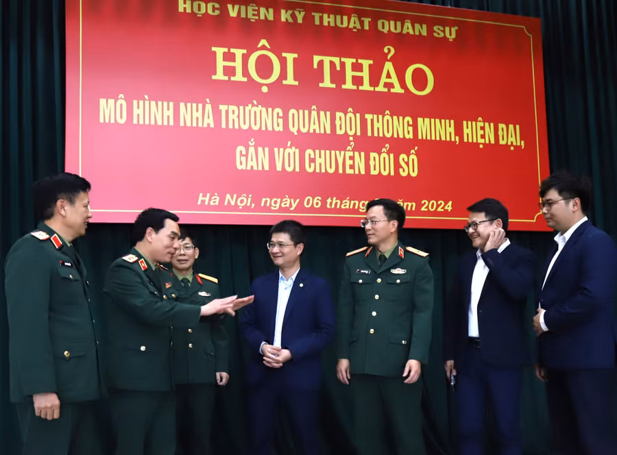 Các đại biểu trao đổi bên lề hội thảo.