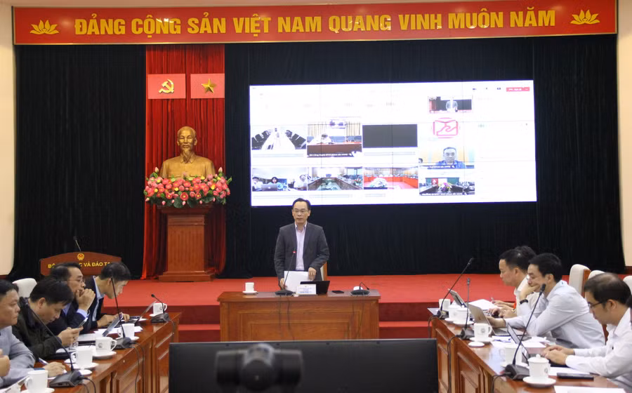 Thứ trưởng Bộ GD&amp;ĐT Hoàng Minh Sơn phát biểu tại cuộc họp.