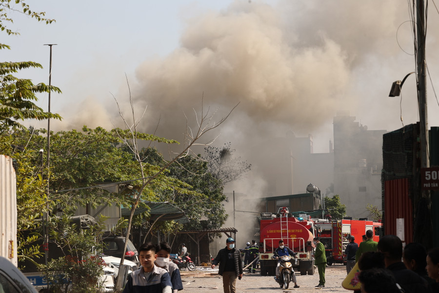 Đến hơn 14h cùng ngày, đám cháy cơ bản mới được khống chế. Lực lượng chức năng tiếp tục phun nước làm mát. Theo thông tin ban đầu vụ cháy không gây thiệt hại về người. Đến hơn 14h cùng ngày, đám cháy cơ bản mới được khống chế. Lực lượng chức năng tiếp tục phun nước làm mát. Theo thông tin ban đầu vụ cháy không gây thiệt hại về người.