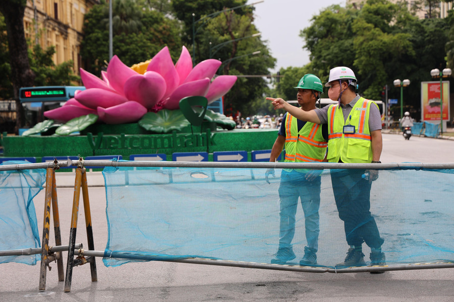 Để nhà thầu thi công ga ngầm trở lại trong tháng 8 này, UBND TP. Hà Nội cam kết hoàn thành công tác giải phóng mặt bằng đoạn ngầm để bàn giao mặt bằng các phần còn lại cho nhà thầu chậm nhất trước ngày 15/10. Để nhà thầu thi công ga ngầm trở lại trong tháng 8 này, UBND TP. Hà Nội cam kết hoàn thành công tác giải phóng mặt bằng đoạn ngầm để bàn giao mặt bằng các phần còn lại cho nhà thầu chậm nhất trước ngày 15/10.
