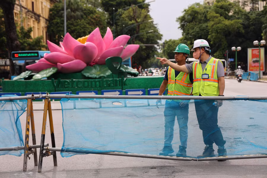 Để nhà thầu thi công ga ngầm trở lại trong tháng 8 này, UBND TP. Hà Nội cam kết hoàn thành công tác giải phóng mặt bằng đoạn ngầm để bàn giao mặt bằng các phần còn lại cho nhà thầu chậm nhất trước ngày 15/10.