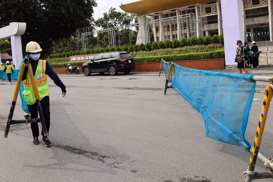 Trong sáng ngày 20/8, đơn vị thi công đã lắp đặt hàng rào.