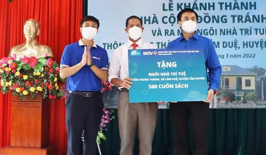 Đoàn Thanh niên BIDV cũng tặng thôn Trung Thành, xã Cẩm Duệ 500 cuốn sách để phục vụ cho hoạt động của Ngôi nhà trí tuệ