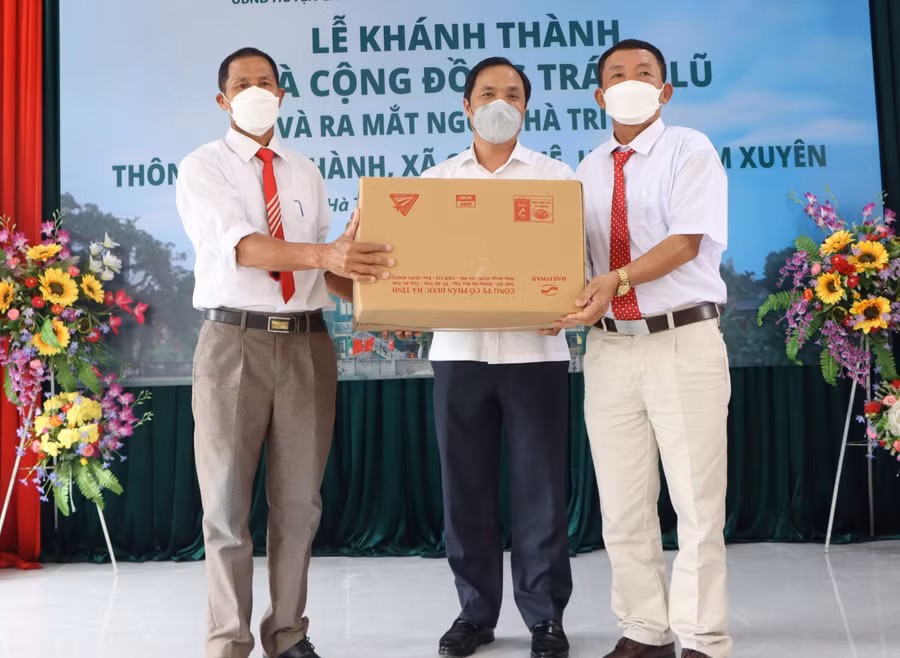 Bí thư Tỉnh ủy Hoàng Trung Dũng đã trao tặng chính quyền và Nhân dân xã Cẩm Duệ 100 túi thuốc chữa bệnh COVID-19 và 800 bộ kit test nhanh COVID-19.