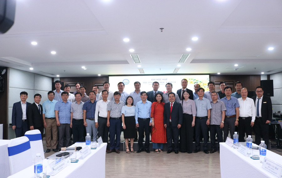 Các đại biểu chụp ảnh lưu niệm tại buổi tọa đàm. Các đại biểu chụp ảnh lưu niệm tại buổi tọa đàm.